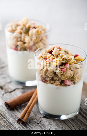 Yogur natural con granola en vaso pequeño Foto de stock