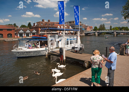Inglaterra, Berkshire, Windsor, pasajeros que esperan para el crucero en barco por el río Támesis Foto de stock