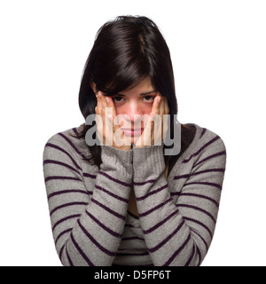 Triste retrato de mujer joven con las manos cubriendo cara
