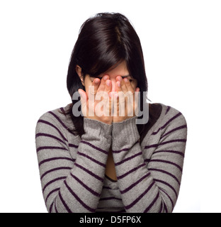 Retrato de mujer joven con las manos cubriendo cara