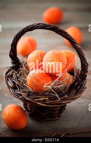 Huevos de pascua de color naranja brillante con el enfoque selectivo