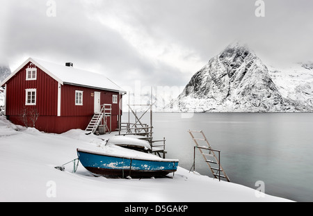Un Rorbu en la costa cerca de Sakrisoy en las islas Lofoten, Noruega, mirando hacia Olstind Foto de stock