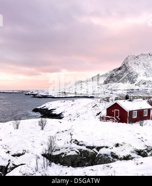 Un Rorbu en la costa cerca de Sakrisoy en las islas Lofoten, Noruega Foto de stock