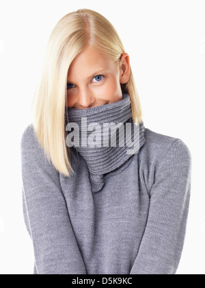 Retrato de estudio de joven mujer vistiendo un suéter gris