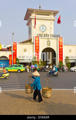 El Mercado Ben Thanh es un hito en el centro de la ciudad de Ho Chi Minh, capital de Vietnam.