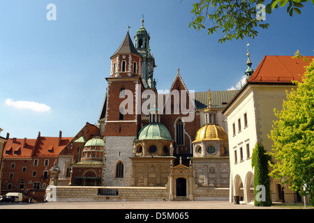 La catedral de Wawel, parte del Castillo Real de Wawel, en Cracovia - Polonia Foto de stock