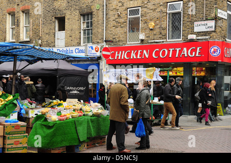 Puestos de comida en la calle del mercado y tiendas de cuero Lane, Londres, Inglaterra, Reino Unido. Foto de stock