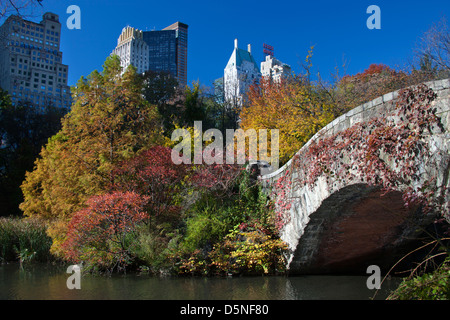 El follaje de otoño GAPSTOW BRIDGE ESTANQUE Central Park South de Manhattan, Nueva York, EE.UU. Foto de stock