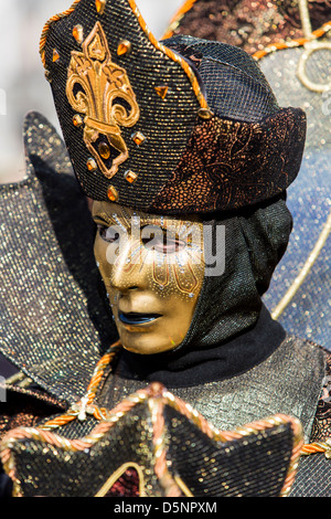 Veneciana Hombre En Traje Negro Con Una Máscara De Oro Fotos, retratos,  imágenes y fotografía de archivo libres de derecho. Image 3634915