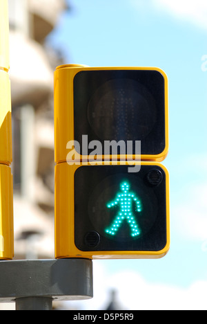 Señal peatonal mostrando una luz verde hombre caminando en el centro de la ciudad de Barcelona. Cataluña. España