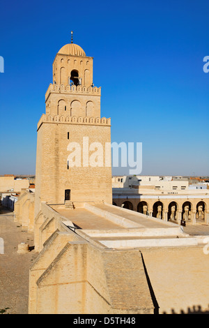 La Gran Mezquita de Sidi-Uqba en Túnez. Foto de stock
