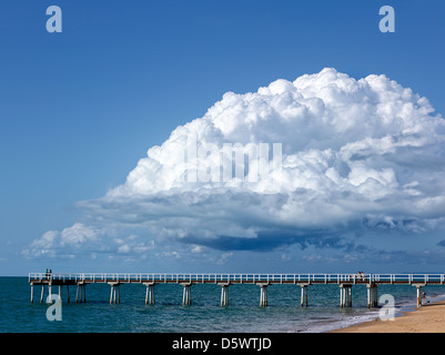 Nubes de tormenta formándose sobre el mar del Coral en la bahía de Hervey. Torquay Pier en primer plano. Foto de stock