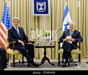 La Secretaria de Estado de Estados Unidos, John Kerry se reúne con el Presidente de Israel, Shimon Peres, el 9 de abril de 2013 en Jerusalén, Israel. Foto de stock