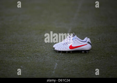 Nike fútbol zapatos están sobre el terreno de juego durante la Bundesliga  alemana segunda sección v coincidencia entre SpVgg Greuther Fürth y FC St.  Pauli en la arena Trolli en Fürth, Alemania,