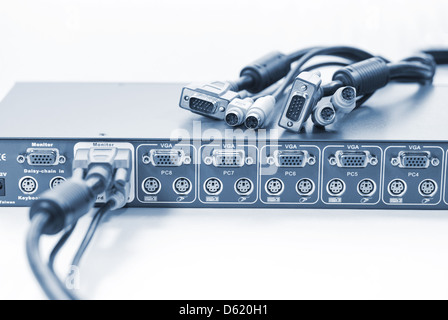 KVM (teclado, vídeo y ratón) interruptor y los cables de red, coloración azul Foto de stock