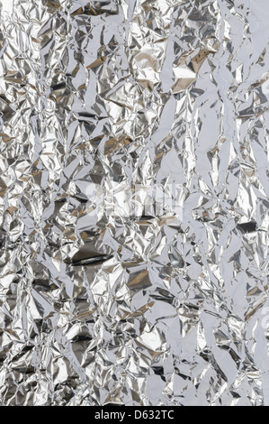 Metal foil de aluminio arrugado con reflexión ambiental Foto de stock