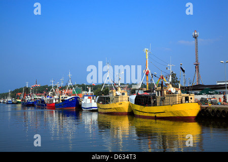 Leba, la pesca de arrastre en el puerto, mar báltico, Pomerania, Polonia Foto de stock
