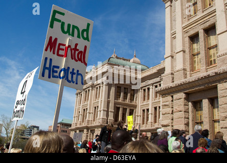 Los ciudadanos asisten a rally y mantenga pulsado arriba carteles pidiendo a la Legislatura de Texas para obtener financiación adicional para los servicios de salud mental Foto de stock