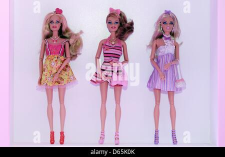 Tres muñecas Barbie se exhiben en la exposición 'Barbie Dreamhouse', cerca de la plaza Alexanderplatz, en Berlín, Alemania, el 12 de abril de 2013. Los Dreamhouse Barbie temporal exposición abarca una superficie de 2.500 metros cuadrados y va a puertas abiertas el 16 de mayo de 2013. Foto: Jens Kalaene Foto de stock