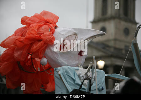Londres, Reino Unido. El 13 de abril de 2013. Una gran efigie de Margaret Thatcher mantuvo en alto en la 'fiesta' Muerte Thatcher en Trafalgar Square Crédito: Mario Mitsis / Alamy Live News Foto de stock