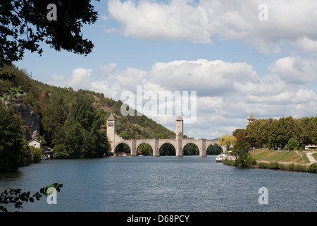 Puente Valentré sobre el río Lot en Cahors, al sur-oeste de Francia
