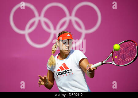 Tenista alemán Angelique Kerber golpea la bola durante una sesión de entrenamiento en pista de tenis de Wimbledon en Londres, Gran Bretaña, el 25 de julio de 2012. Los Juegos Olímpicos de Londres 2012 comenzará el 27 de julio de 2012. Foto: Marius Becker