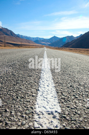 Camino en las montañas de Mongolia. Una de las pocas carreteras de asfalto Foto de stock