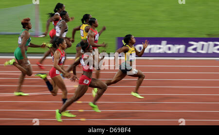 Shelly-Ann Fraser-Pryce de Jamaica (R) compite en el evento de 100m durante los Juegos Olímpicos de Londres 2012 Atletismo, eventos de pista y campo en el Estadio Olímpico, en Londres, Inglaterra, 04 de agosto de 2012. Foto: Michael Kappeler dpa +++(c) dpa - Bildfunk+++ Foto de stock