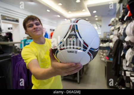 El diseño llamada clima Lviv, Ucrania, un distribuidor adidas tiendas con el balón oficial del  torneo de la UEFA EURO 2012, el Adidas Tango 12 Fotografía de stock - Alamy