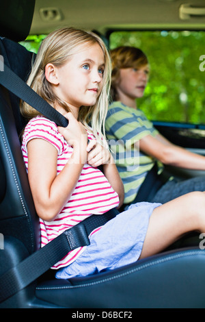 Chica sentada en el asiento de coche