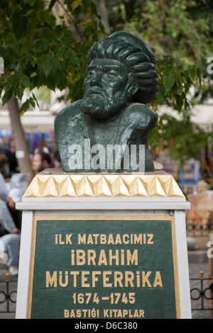Türkei, Estambul, Beyazit, Bücherbasar (Sahaflar Carsisi), Ibrahim Müteferrika, erster Drucker des Reiches osmanischen Foto de stock