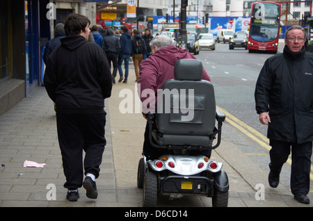 Silla de ruedas motorizada en el pavimento en el centro de Londres. Foto de stock