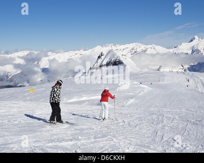 Los esquiadores Ski Run azul sobre Les Grandes Platieres en Le Grand Massif zona de esquí en los Alpes franceses, cerca de Flaine, Rhône-Alpes, Francia. Foto de stock