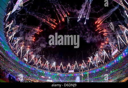 Fuegos artificiales explotan durante la ceremonia de clausura de los Juegos Paralímpicos de Londres 2012 en el estadio Olímpico, Londres, Gran Bretaña, 09 de septiembre de 2012. Foto: Daniel Karmann dpa
