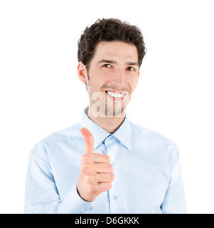 Close-up retrato de un exitoso empresario guapo que sonríe y muestra un gesto hacia arriba con el pulgar a la cámara.