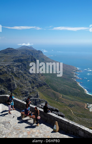 Turistas en el mirador de la montaña Table, con vistas a los Doce Apóstoles y Costa Atlántica, Ciudad del Cabo, Sudáfrica