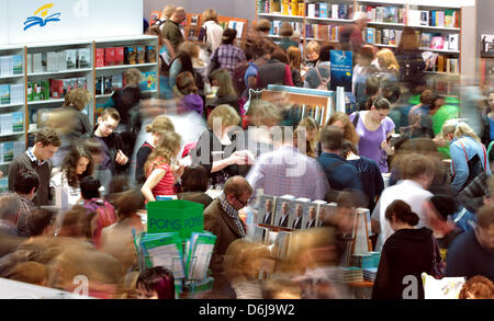 (Archivo) Un archivo foto de fecha 19 de marzo de 2011 muestra a los visitantes en la Feria del Libro de Leipzig en Leipzig, Alemania. La Feria del Libro de Leipzig tiene lugar desde el 15 hasta el 18 de marzo de 2012. Foto: Jan Woitas Foto de stock