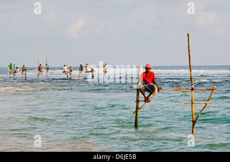 Los pescadores zancos, Dalawella, Sri Lanka, el Océano Índico, Asia