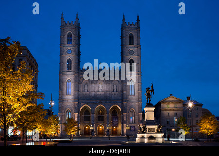 La Catedral de Notre Dame al atardecer en la plaza Place d'armas, Montreal, Quebec, Canadá, Norteamérica