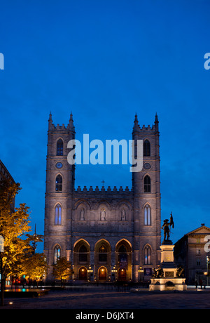 La Catedral de Notre Dame al atardecer en la plaza Place d'armas, Montreal, Quebec, Canadá, Norteamérica