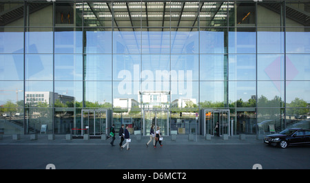 Berlín, Alemania, el reflejo de la Cancillería Federal en la fachada de la Paul-Loebe Haus Foto de stock