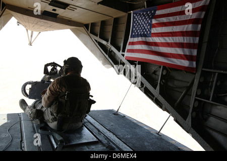 Un marine estadounidense Tirador puerta proporciona seguridad desde un tipo CH-53E Super Stallion durante las operaciones de helicópteros, 10 de abril de 2013 en la provincia de Helmand, Afganistán. Foto de stock