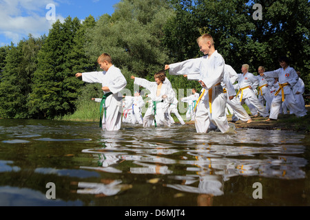 Emstal, Alemania, niños en un curso de agua de Taekwondo Foto de stock