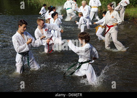 Emstal, Alemania, personas en una clase de Taekwondo en el agua Foto de stock