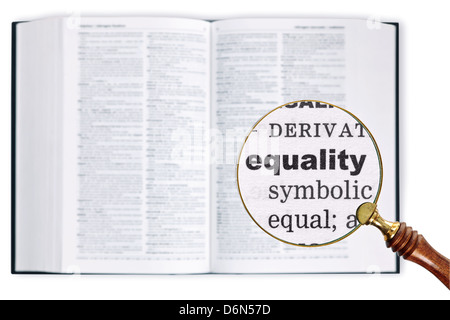 Una lupa celebradas durante un diccionario buscando la palabra igualdad ampliado Foto de stock