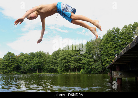 Emstal, Alemania, el muchacho salta en el agua en la piscina Head over Foto de stock