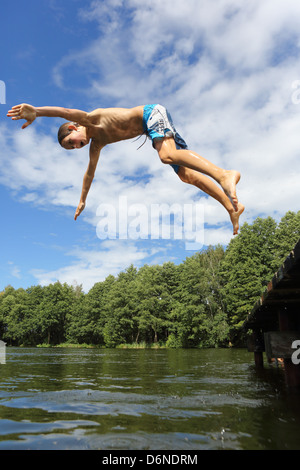 Emstal, Alemania, el muchacho salta en el agua en la piscina Head over Foto de stock