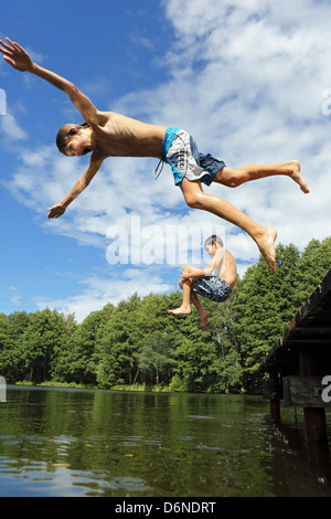 Emstal, Alemania, muchachos saltar en el agua de la piscina Foto de stock