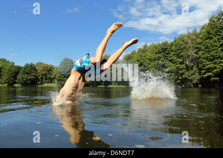 Emstal, Alemania, muchacho sumergido en la piscina en el agua sobre la cabeza Foto de stock
