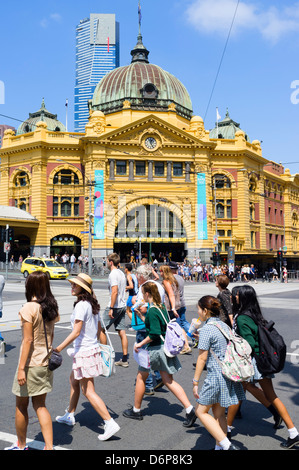 Estación de tren de Flinders Street y ocupado en el centro de Melbourne Australia Foto de stock